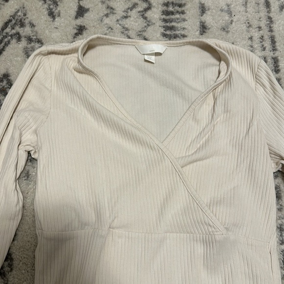 H&M nursing long sleeve shirt, size medium BUNDLE AND SAVE - Picture 3 of 3